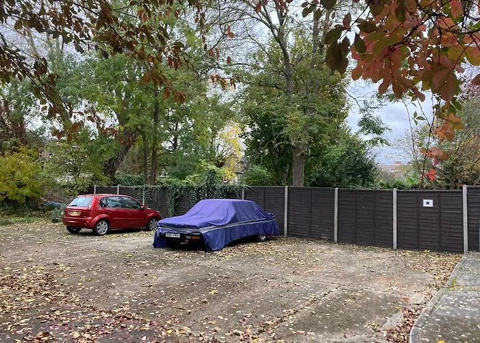 Stunning Ground Floor Garden Apartment - Entire Apartment, Centrally Located, With Free Off Road Parking By Flat & Wiffi, Beautifully Secluded, 3 Mins From All Amenities